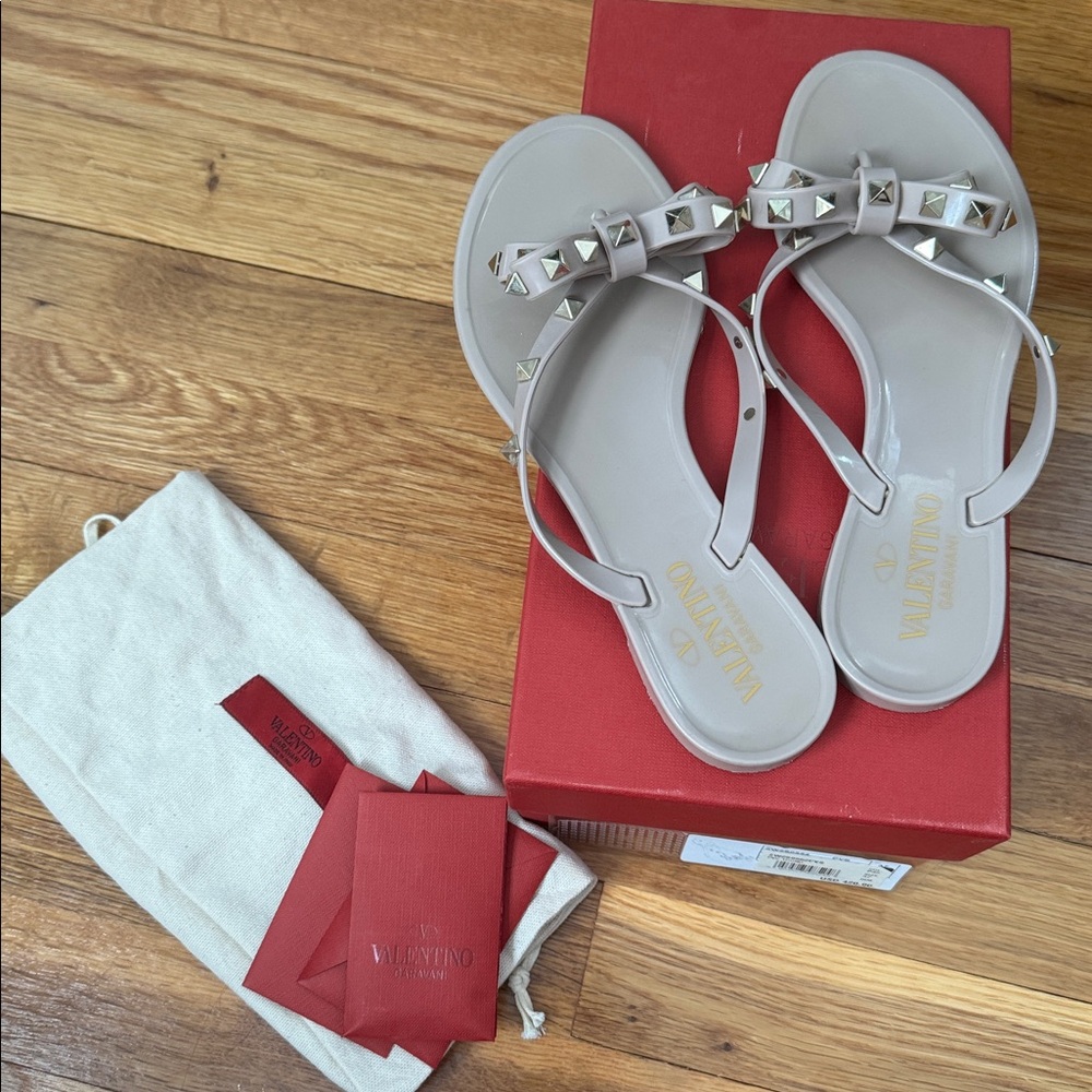 Valentino Garavani Rockstud Bow Jelly Flip Flops - Picture 2 of 7